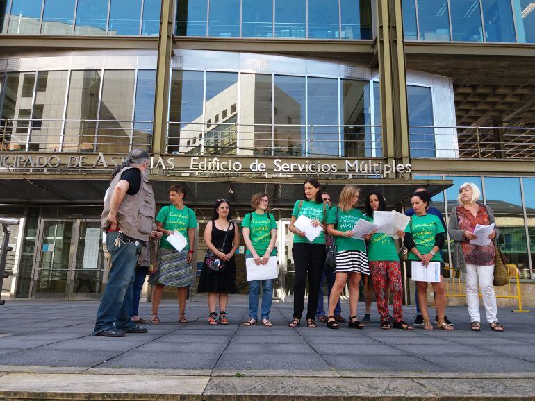 Miembros de la Plataforma en Defensa de las Escuelas de 0 a 3 tras entregar firmas contra los recortes de plantillas en el registro