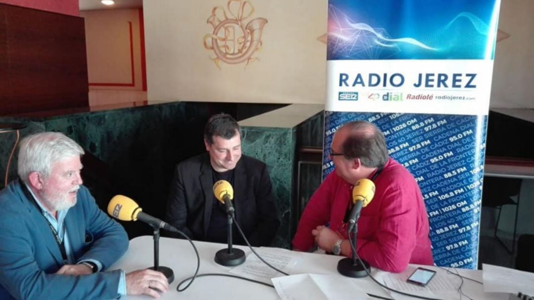 Josep &quot;Pitu&quot; Roca, entre Carlos Maribona y Eugenio Camacho durante su intervención en el Especial Hoy por Hoy desde la Copa Jerez.