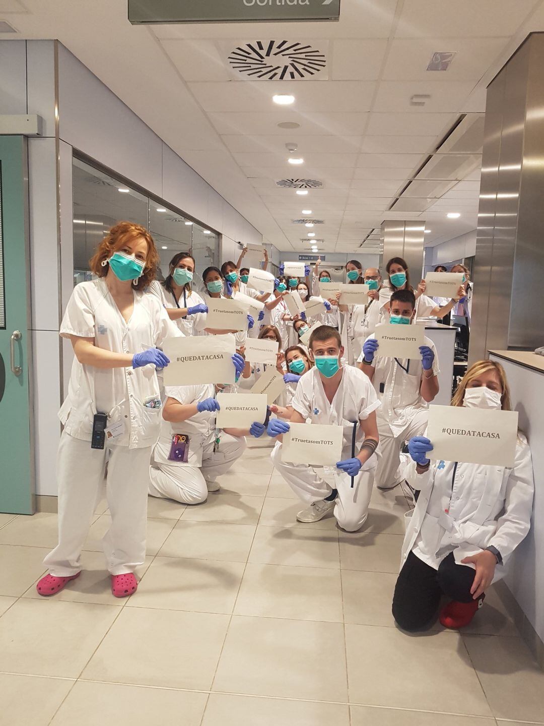 Personal d'urgències del Trueta en la campanya #Quedatacasa