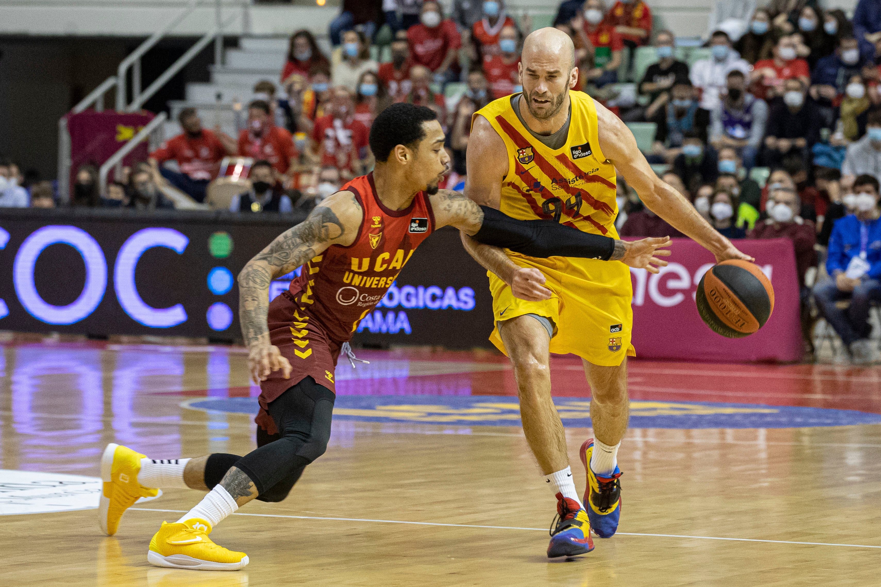 MURCIA, 29/03/2022.- El base griego del Barça Nick Calathes (d) intenta superar al base estadounidense de UCAM Murcia Jordan Davis (i), durante el partido aplazado de la vigésimo segunda jornada de la Liga Endesa que se está disputando este martes en el Palacio de los Deportes de Murcia. EFE/Marcial Guillén
