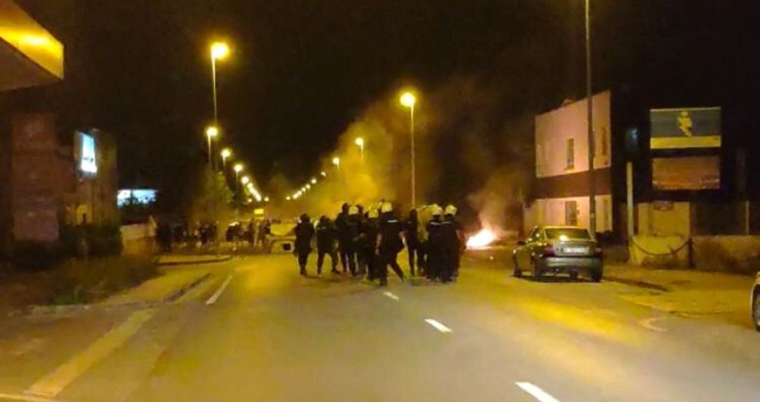 Un momento del altercado y de la intervención de la policía