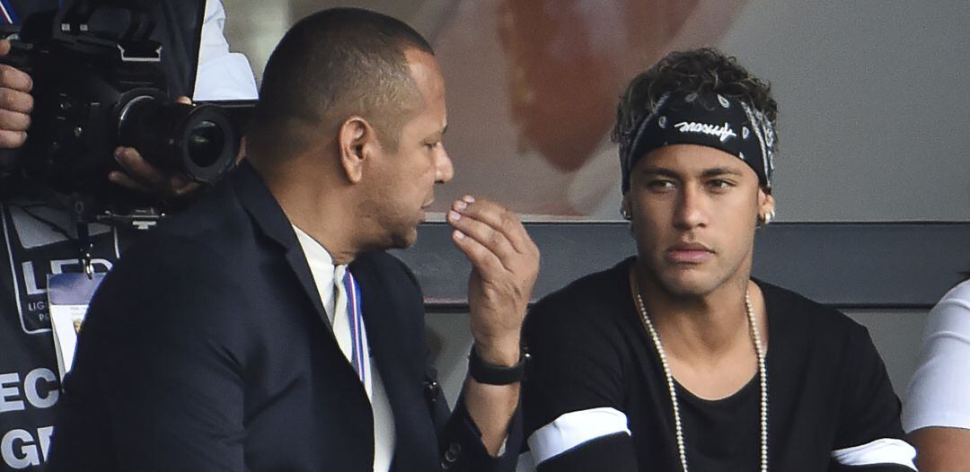 Neymar y su padre, durante un partido del PSG