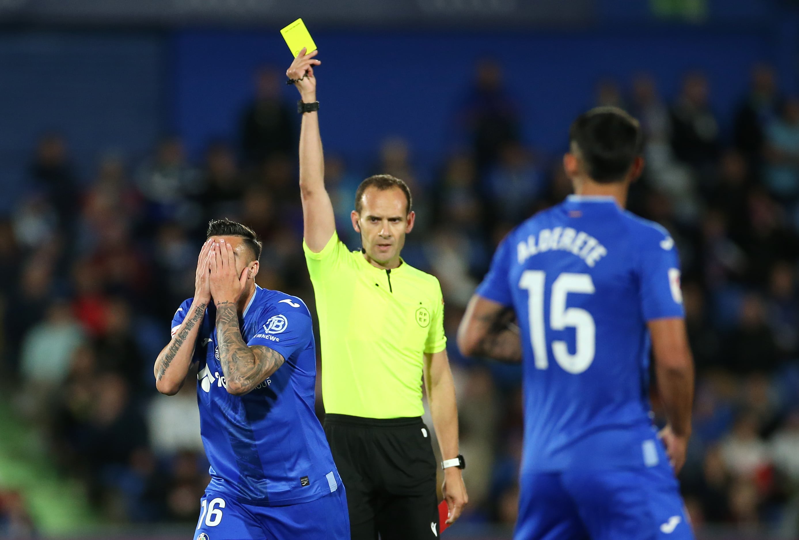 Melero López amonesta a Diego Rico en un partido del Getafe