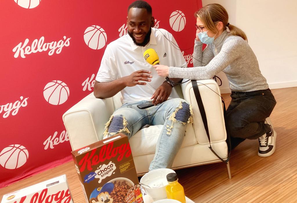 Garuba, con Marta Casas, durante la entrevista en SER Deportivos