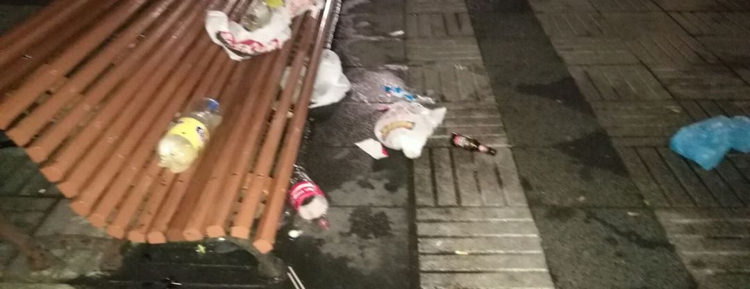 Restos de botellón en Mendez Núñez