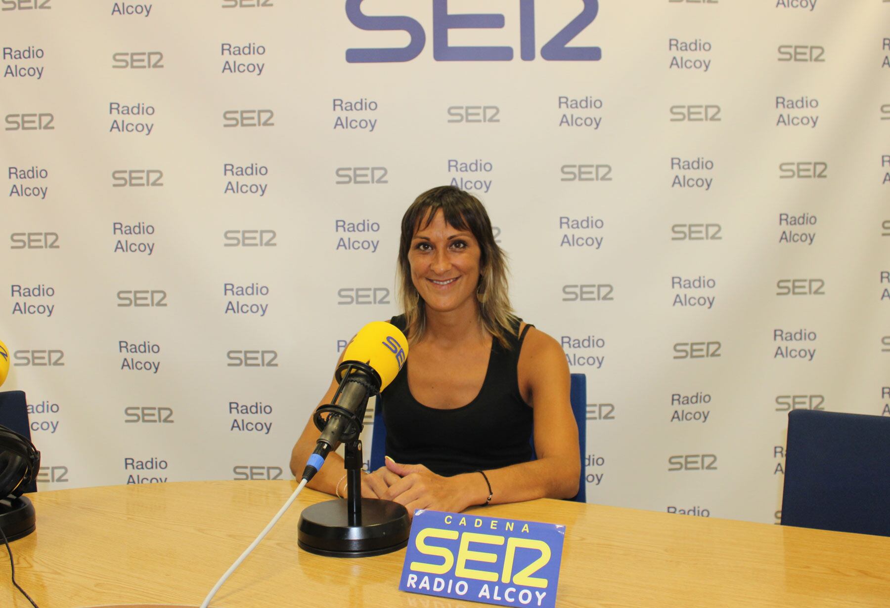 Gema Baldó, alcaldessa d&#039;Alcoleja, en l&#039;estudi central de Radio Alcoy