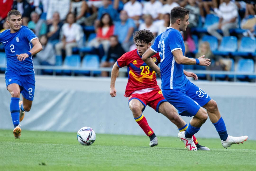 Un moment del partit entre la selecció sub21 masculina i Grècia a l'Estadi Nacional.