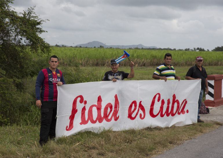 Cubanos esperan el paso de la caravana con las cenizas con la imagen del fallecido líder de la revolución cubana, Fidel Castro.