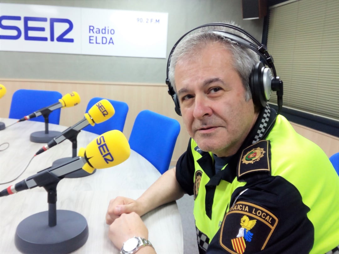 Ernesto López, educador vial Ayto. de Elda, en el estudio de Radio Elda SER