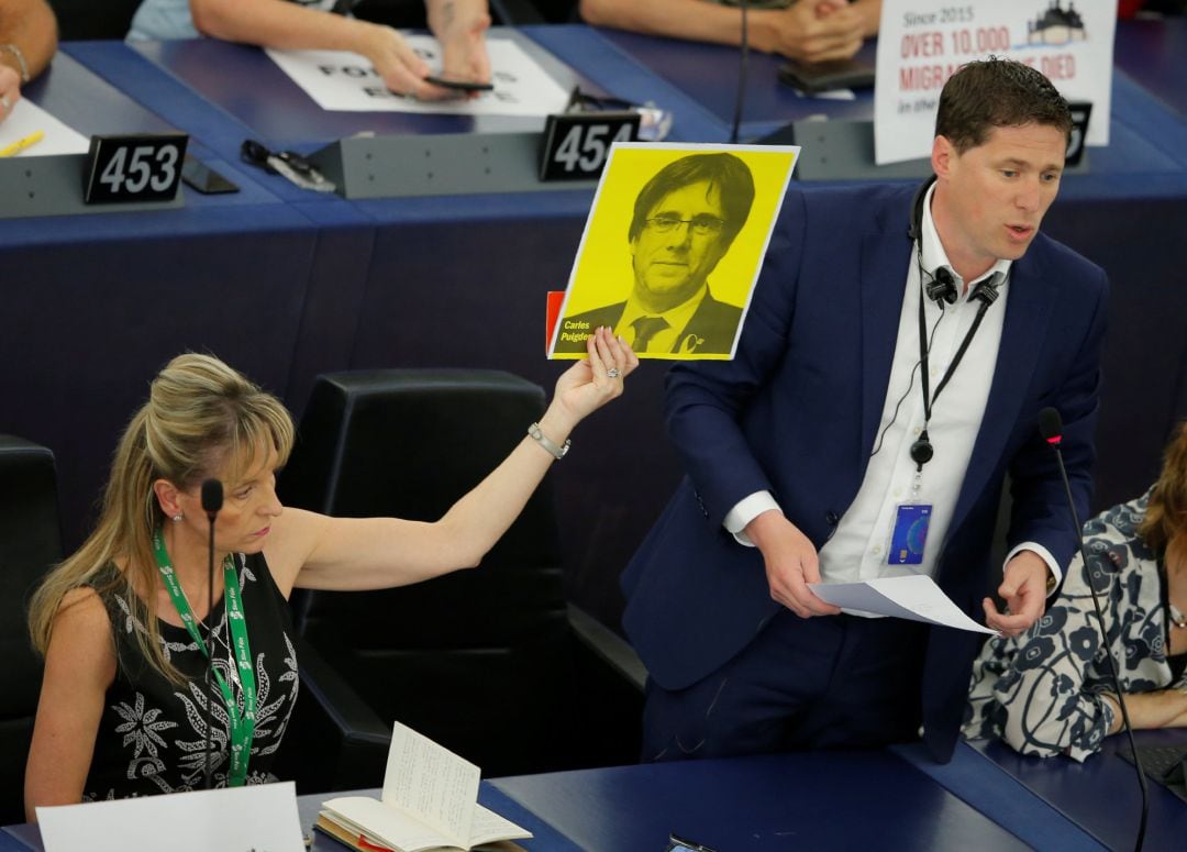 Un miembro del Parlamento porta una imagen de Puigdemont.