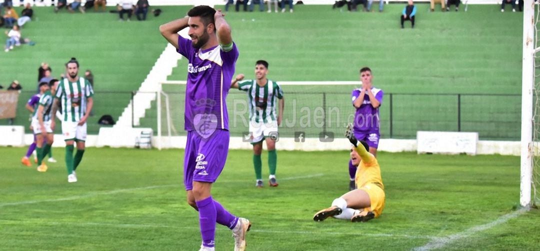 Mario Martos se lamenta de una ocasión desaprovechada.