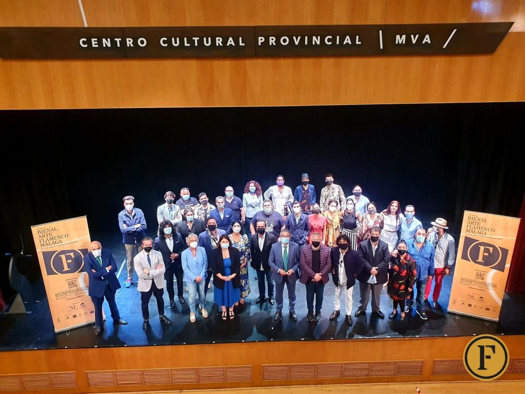 Foto de familia tras la presentación de la nueva edición de la Bienal de Flamenco que organiza la Diputación de Málaga