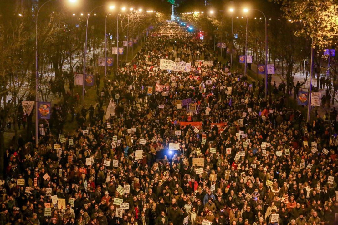 Miles de personas asisten a la Marcha por el Clima que recorre las calles del centro de Madrid este viernes. 