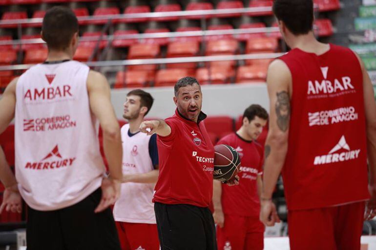 Jota Cuspinera dirige un entrenamiento de Tecnyconta en el Príncipe Felipe