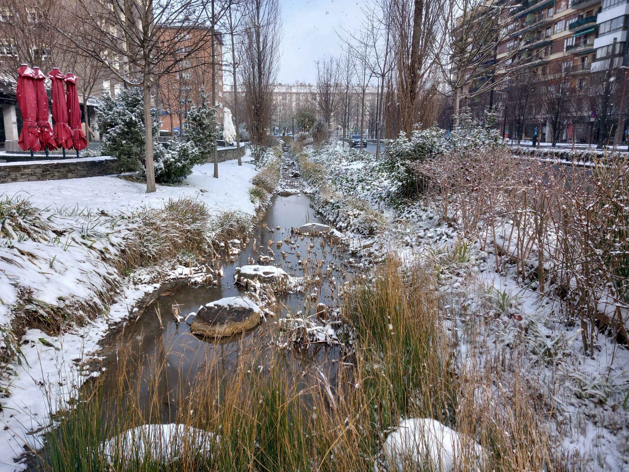 La nieve ha cuajado en algunas zonas de la ciudad