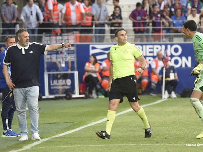 Esteban Andrada protesta al colegiado del partido