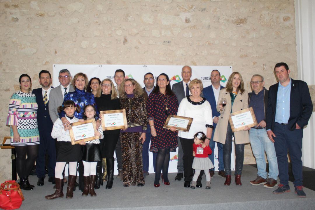 Foto de familia de todos los galardonados en los primeros premios a la Calidad Turística. 