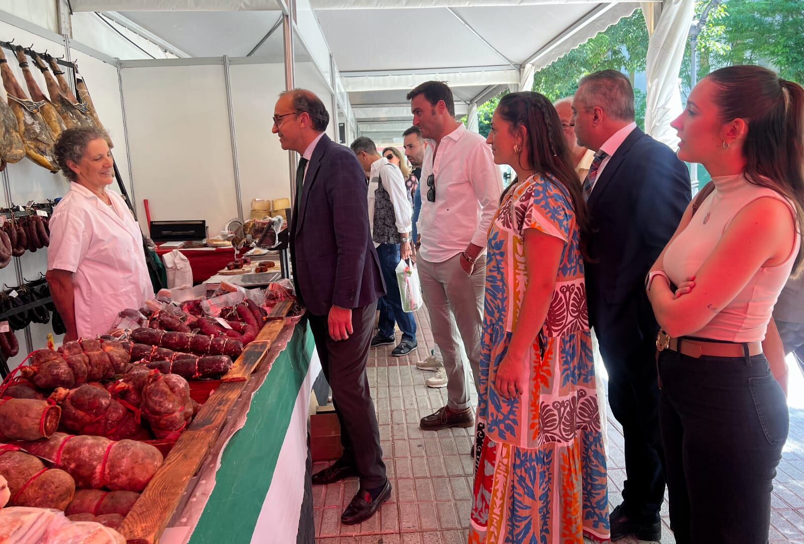 Miembros del Gobierno de Cáceres, durante la inauguración de Feria Agroalimentaria de San Fernando.