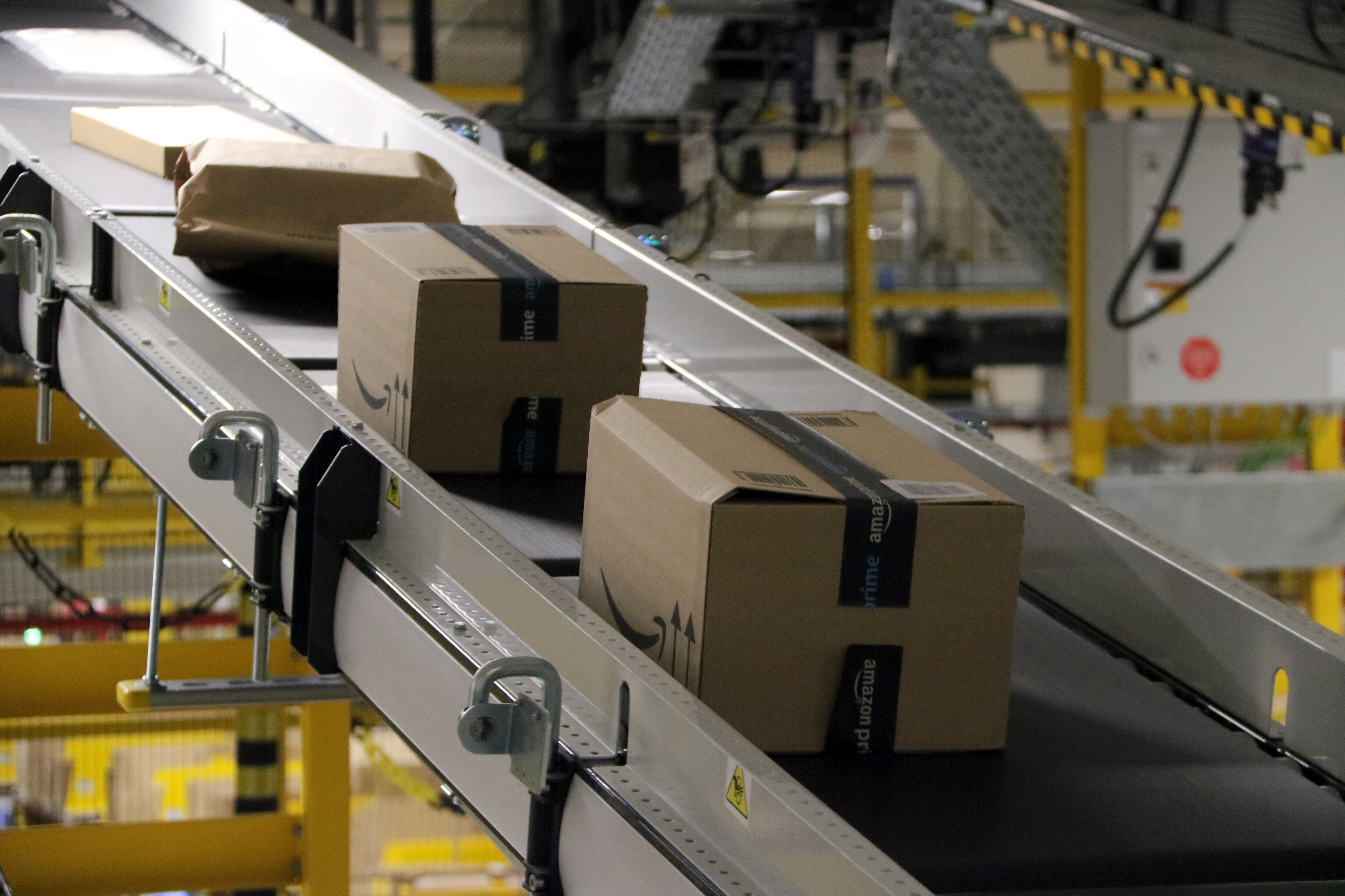 Paquets en una de les cintes d&#039;Amazon