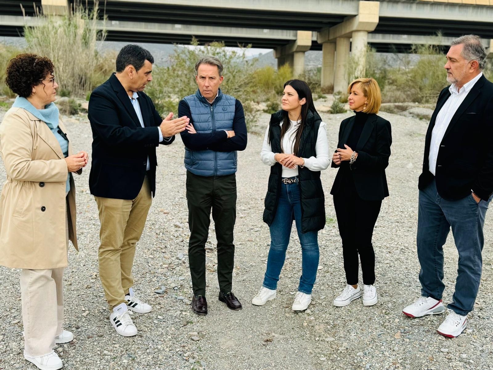 Fulgencio Gil, alcalde de Lorca, junto a los senadores José Ramón Díez de Reventa, Antonia López y ediles del equipo de Gobierno