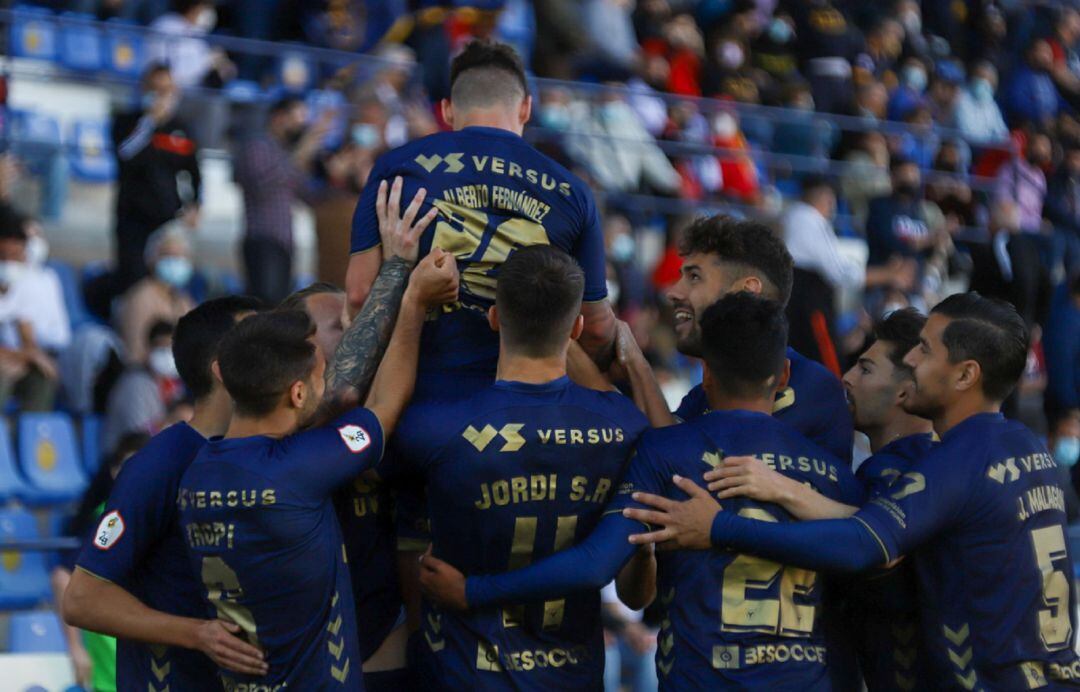 La plantilla del UCAM celebrando el gol de Alberto Fernández ante el Real Murcia