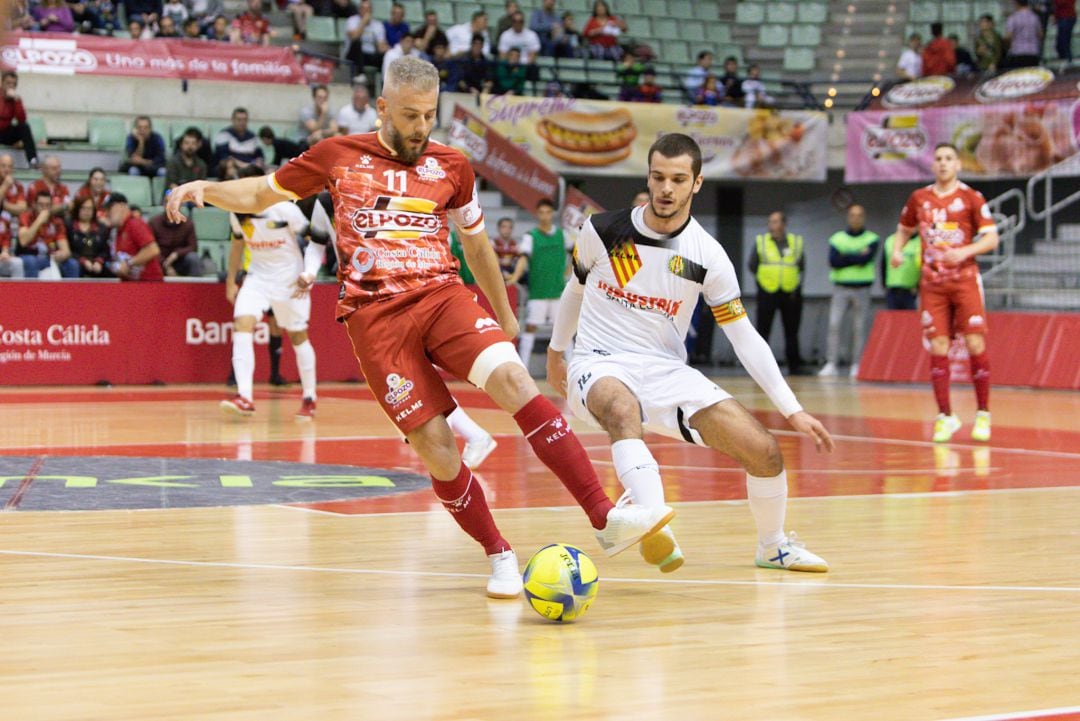 Miguelín controla un balón en su reaparición con la camiseta de ElPozo Murcia Costa Cálida