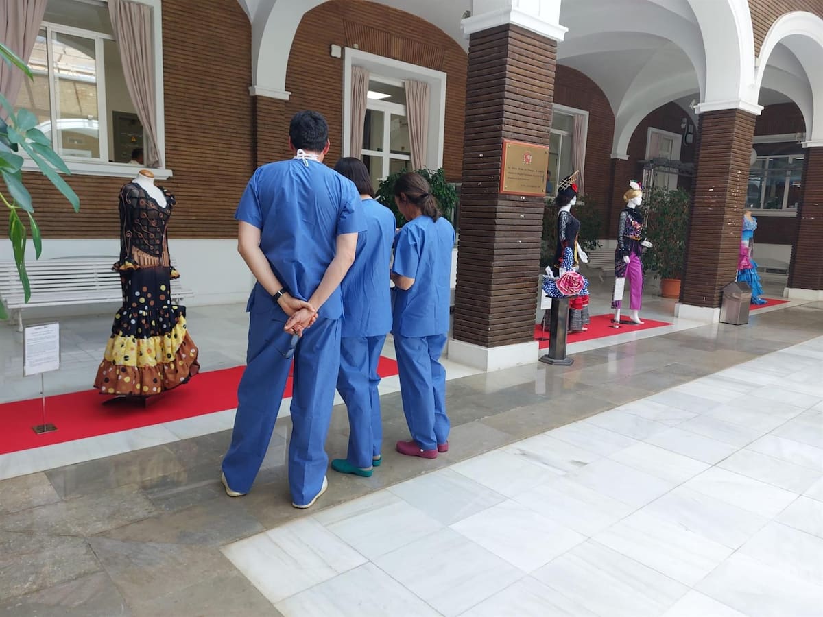 El Virgen del Rocío acoge una exposición solidaria con los trajes de flamenca como protagonistas