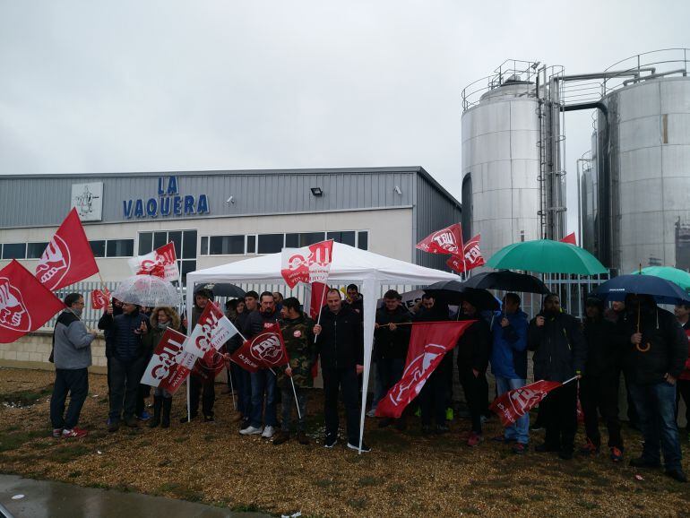 Los trabajadores se concentraron a las puertas de la fábrica