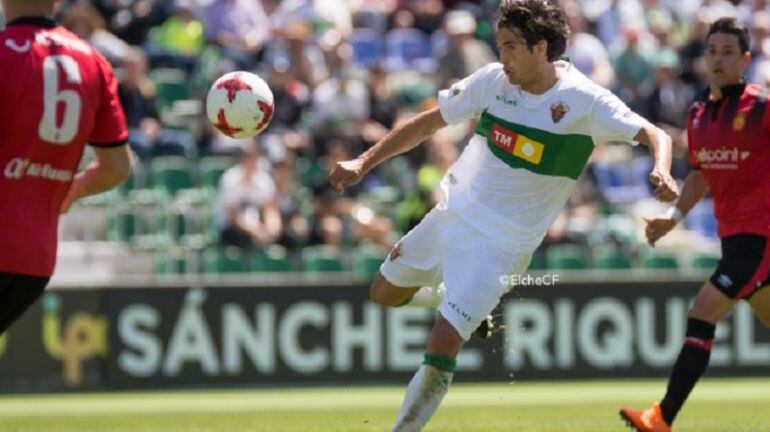 El jugador del Elche, Provencio, remata a portería ante Pedraza