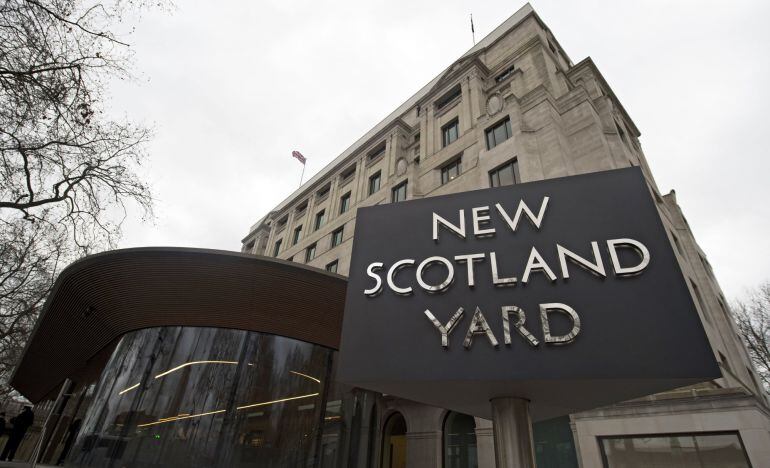 Vista de la sede de New Scotland Yard en Londres (Reino Unido) hoy, 22 de febrero de 2017. La Policía Metropolitana de Londres (Met) nombró hoy a Cressida Dick su nueva comisaria jefa, convirtiéndola en la primera mujer que se pone al frente de ese cuerpo