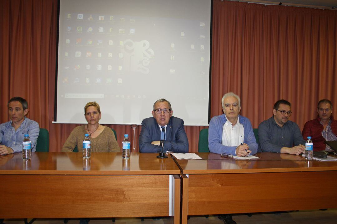 El delegado Territorial de la Junta, Javier López- Escobar, explica el proyecto Escuelas conectadas