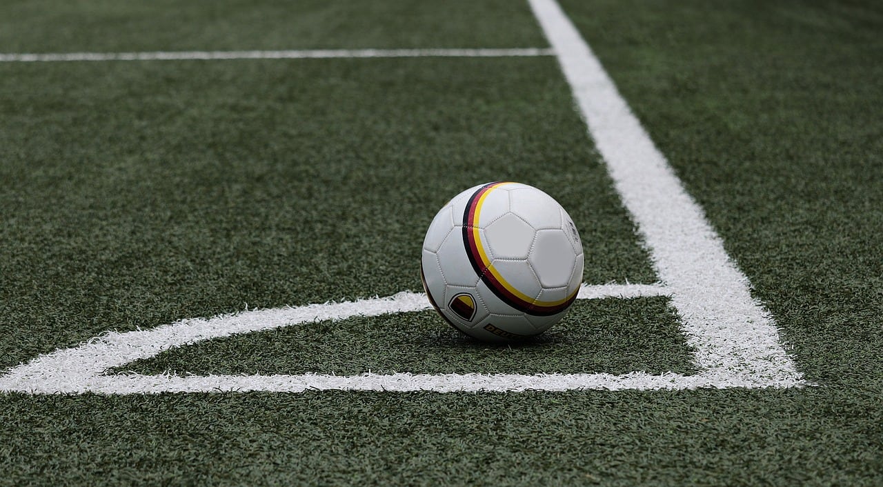 Imagen de archivo de un balón en un campo de fútbol