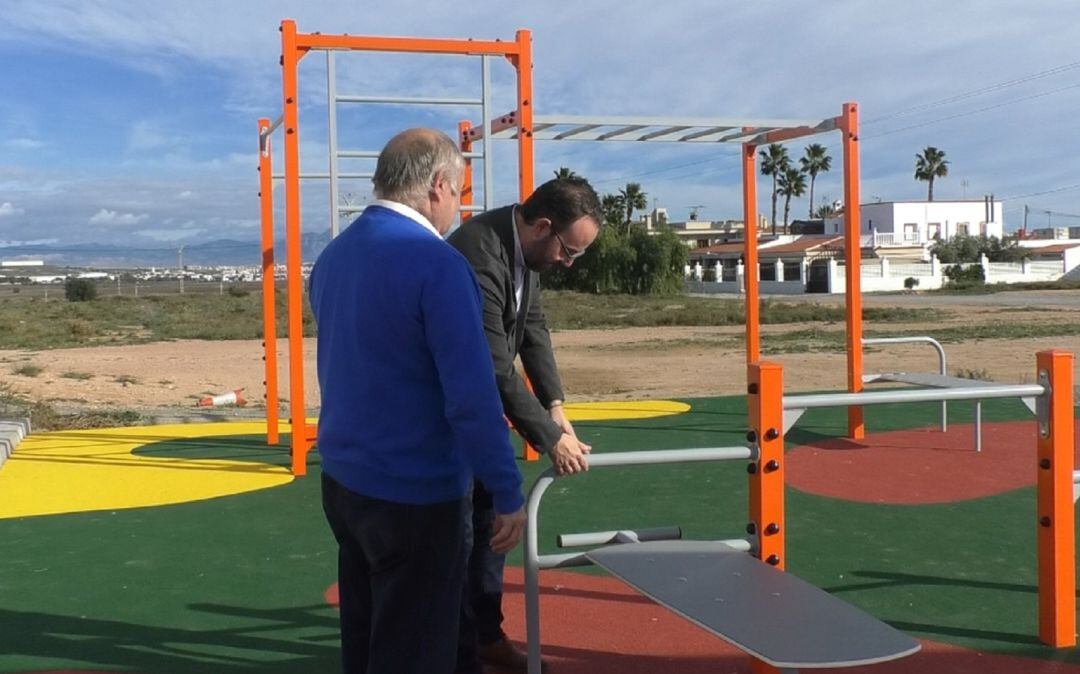 El concejal Héctor Díez con el pedáneo de El Altet