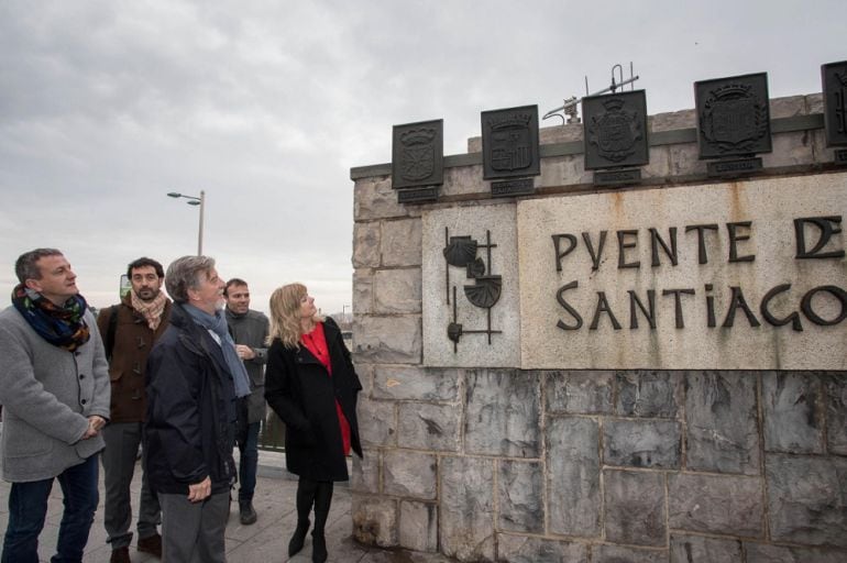 Retirados los símbolos franquistas del Puente de Santiago