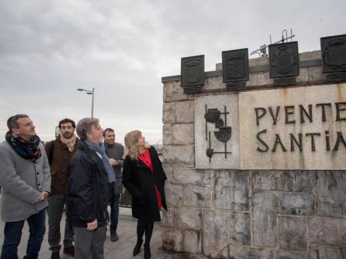 El Puente de Santiago deja de ser franquista