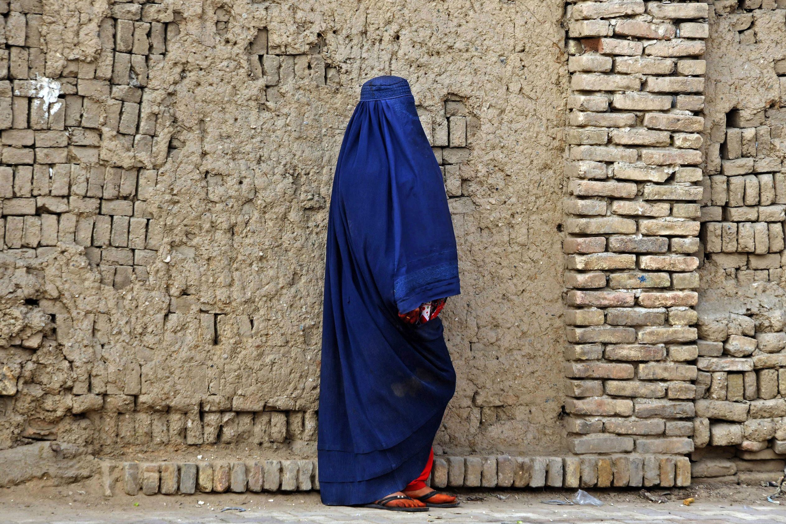 Mujer afgana con un burka en la ciudad de Kandahar (Afganistán). 