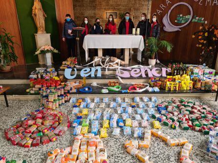 Alimentos recogidos y ordenados al pie del altar