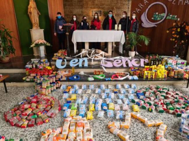 Alimentos recogidos y ordenados al pie del altar