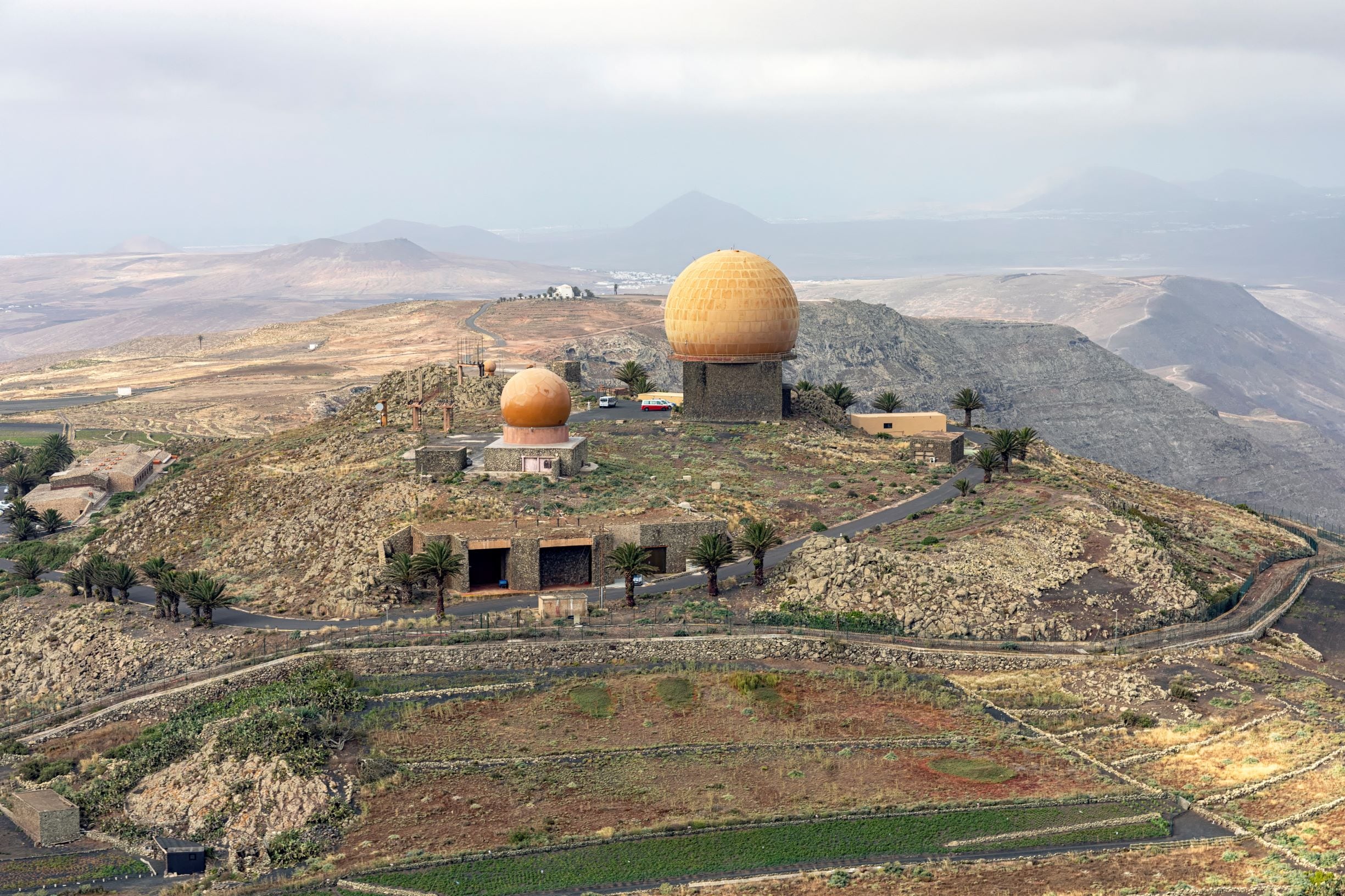 Radares militares en el Peñas del Chache, Lanzarote.