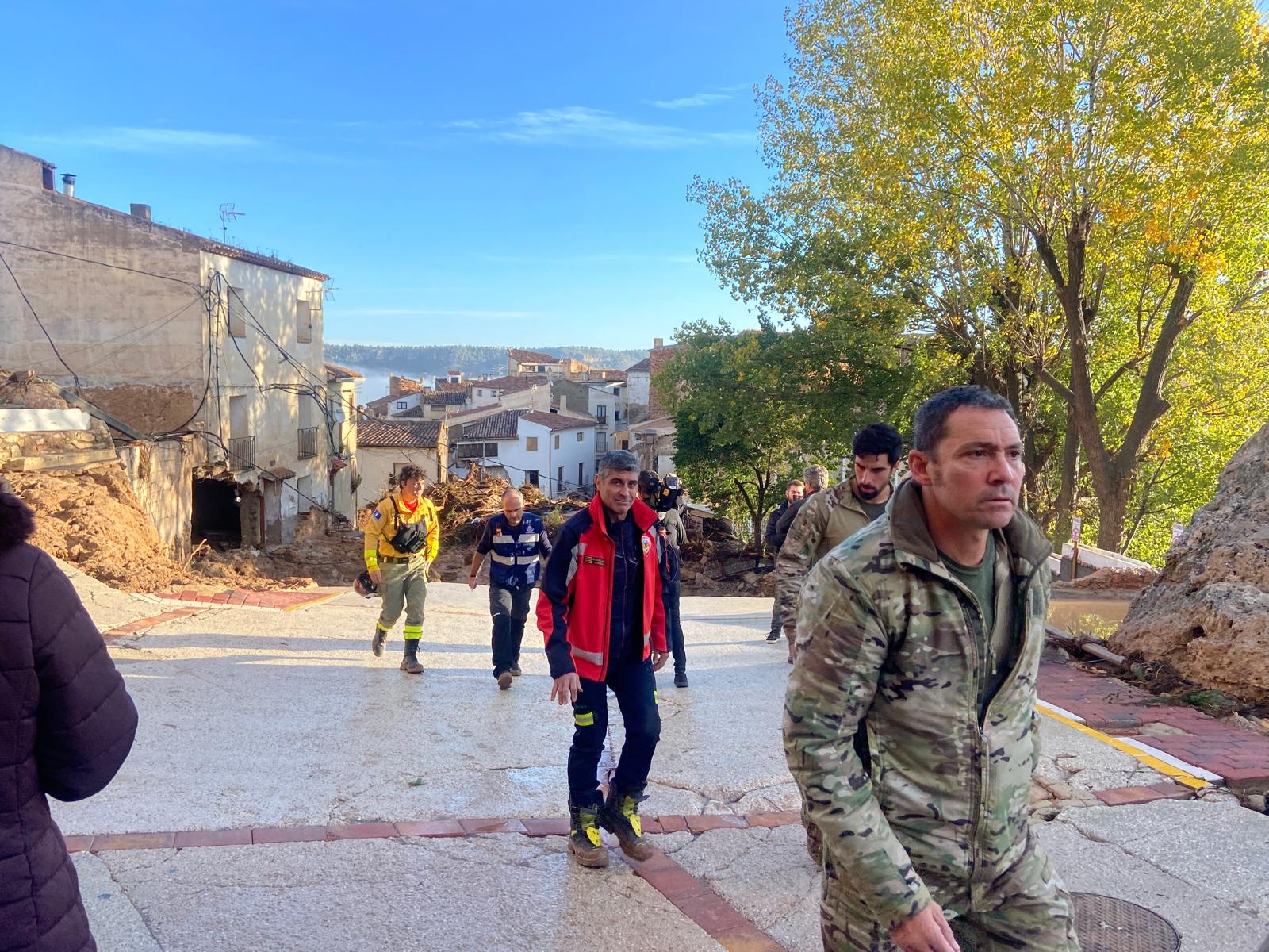 Imagen del personal civil y militar que trabaja en las labores de rescate en Letur