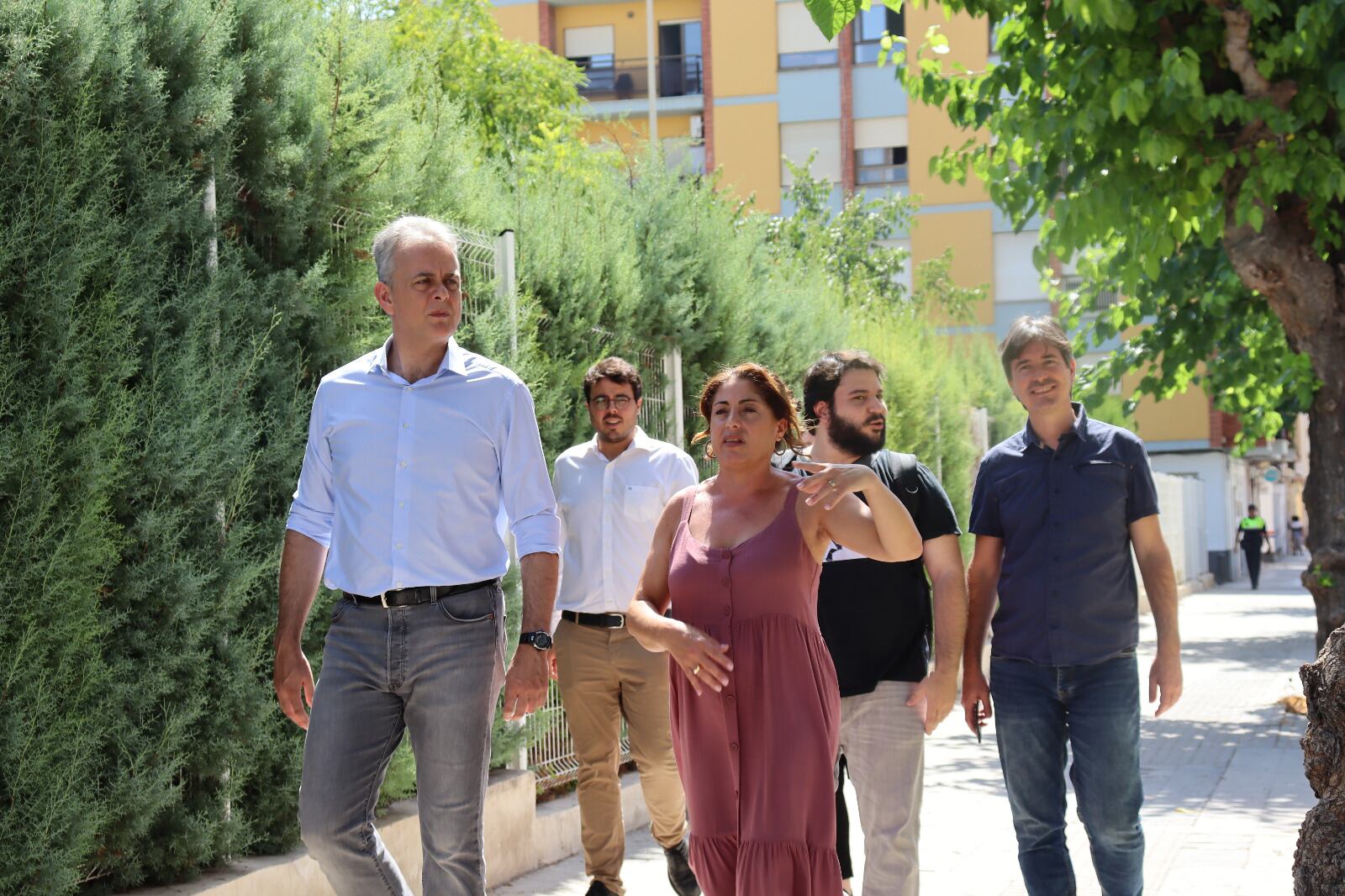 El conseller Héctor Illueca durante su visita al Eixample de Oliva.