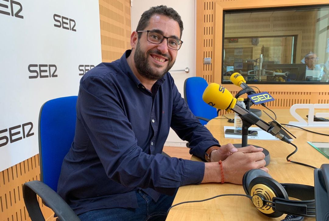 Antonio Abril, presidente de APROMUR, en los estudios de Radio Murcia