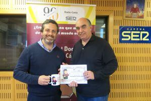 Jesús Devesa entrega su taza a Antonio Sánchez