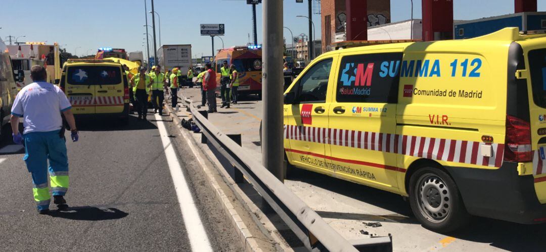 La motocicleta accidentada ha quedado empotrada en la parte trasera de un camión de grandes dimensiones