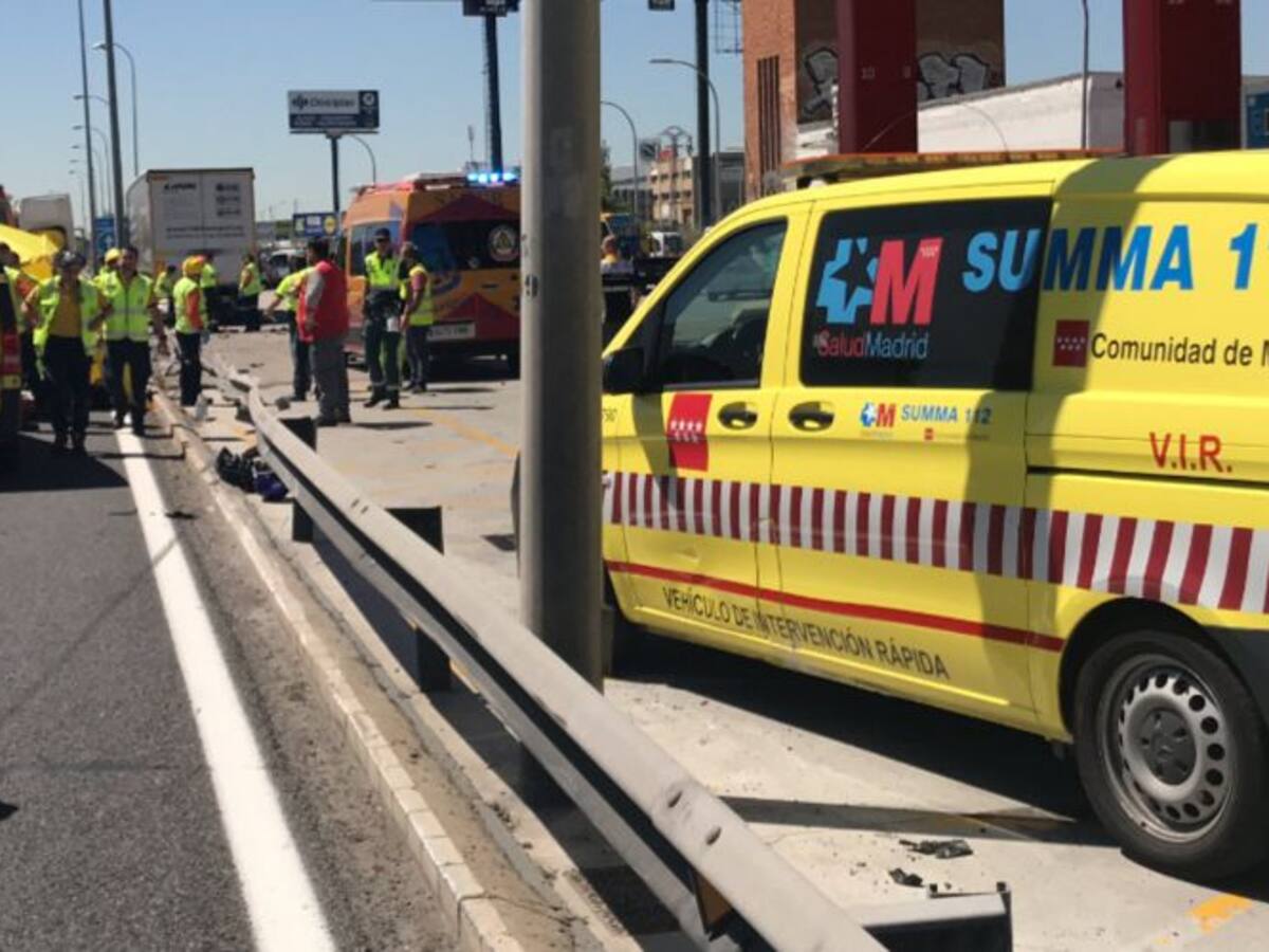Un motorista fallecido en un doble accidente en la A-4