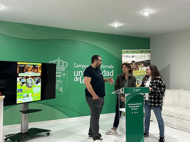 Marcos García junto a Concepción Fernández y Arrate Pinto