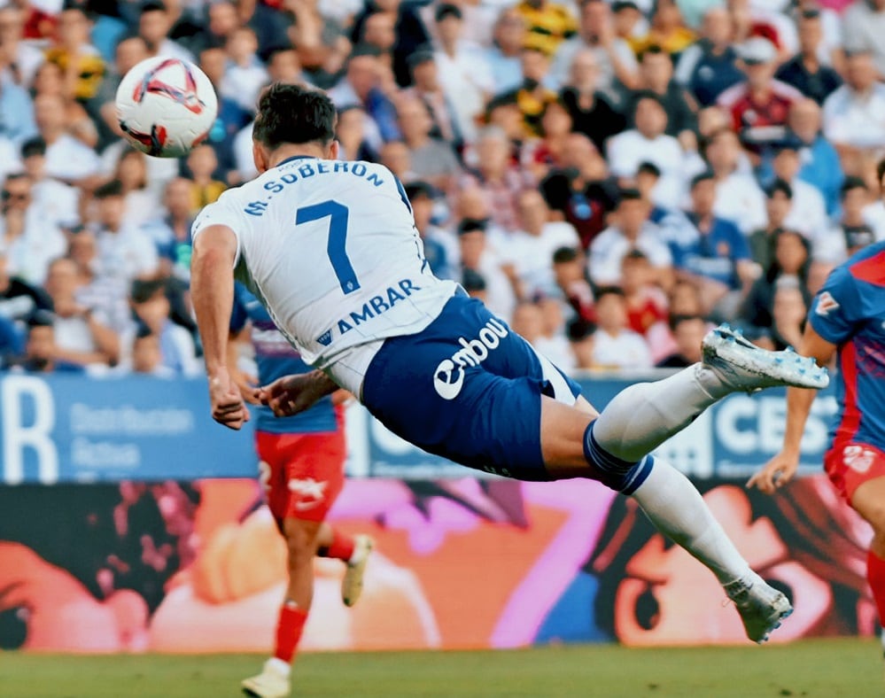 Cabezazo de uno de los dos goles de Soberón al Elche en La Romareda