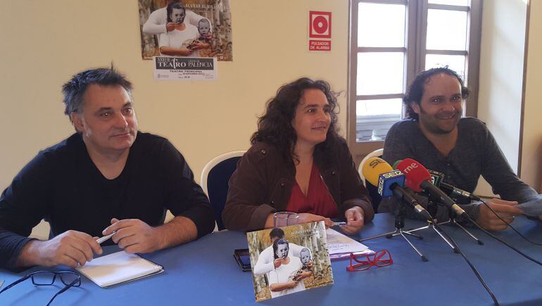 Patxi Vallés (i), Mercedes Herrero (c) y Alejandro Rodríguez (d), componentes de Pez Luna Teatro