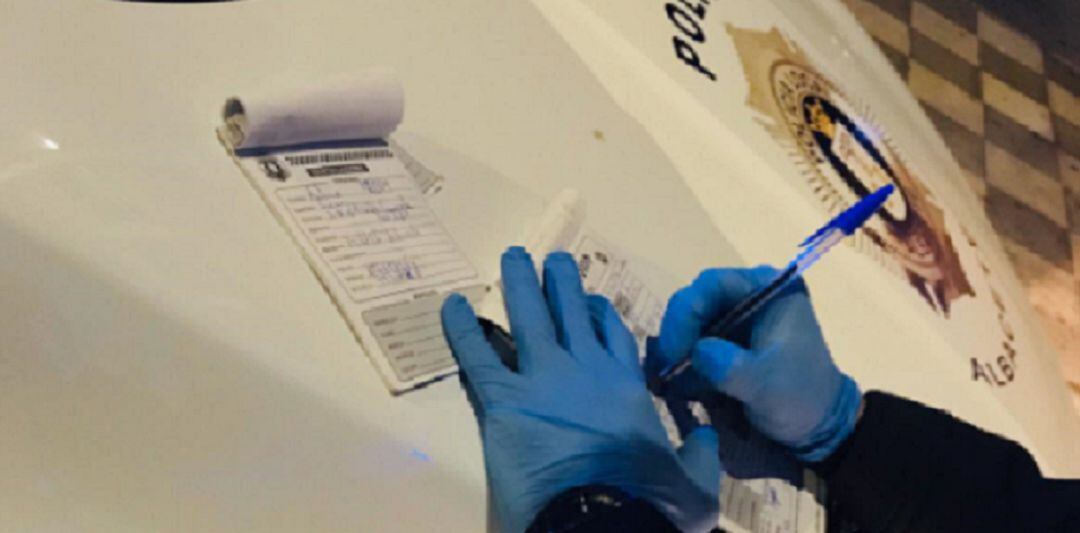 Imagen de un agente poniendo una sanción