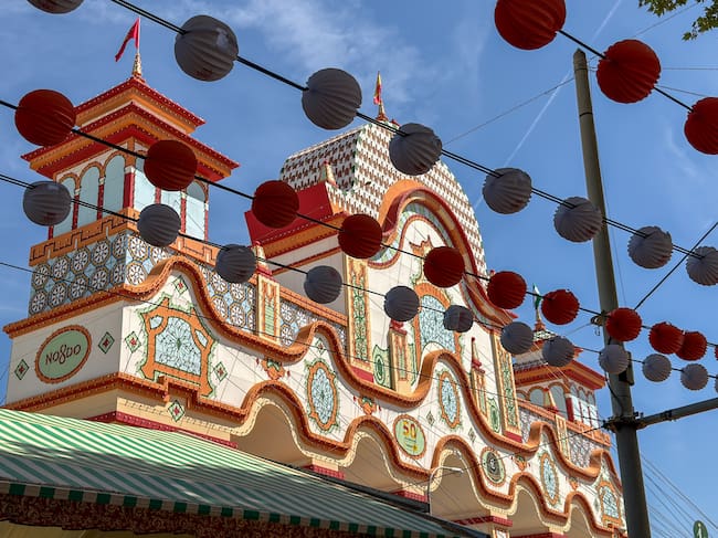 SEVILLA (ESPAÑA), 19/04/2026.- Vista de la decoración de unos farolillos mientras se dan los últimos retoques en el Real de la Feria, para que mañana a las 00:00 cuando se produzca el encendido del tradicional alumbrao dé comienzo la Feria de Abril de este 2026. En una semana que se presume que será muy calurosa, todo se pone apunto para que mañana esté perfecto. Se termina de pintar las casetas, se preparan las mesas para la cena del Pescaito, se limpian los adornos y se rellenan las neveras para que no falte de nada. EFE/ David Arjona